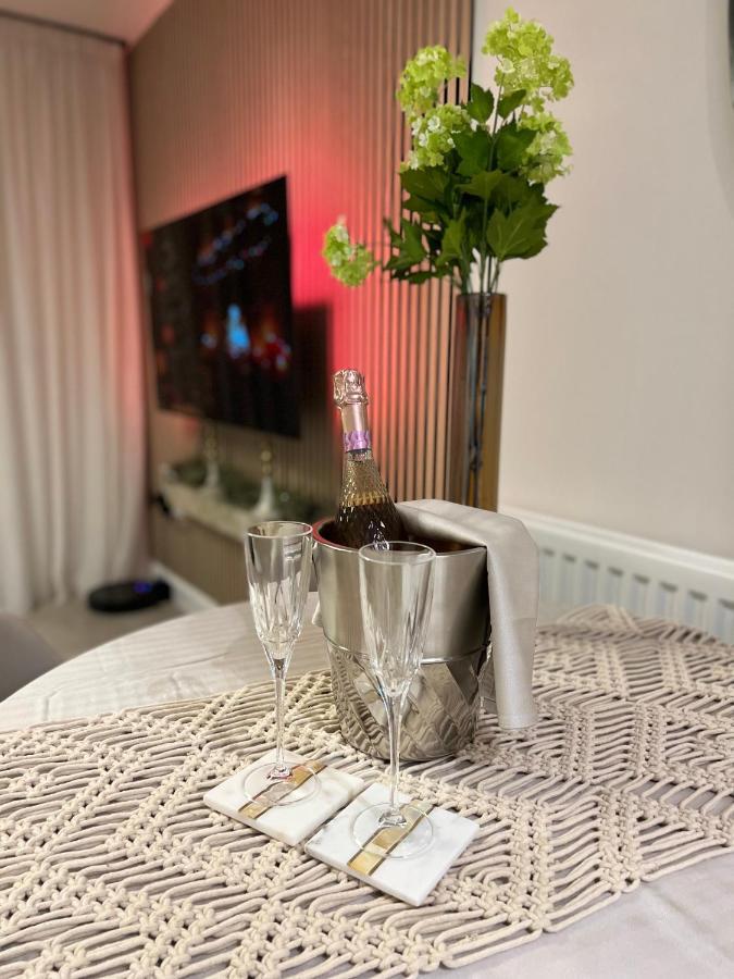 Cozen Villa Edgware Bagian luar foto