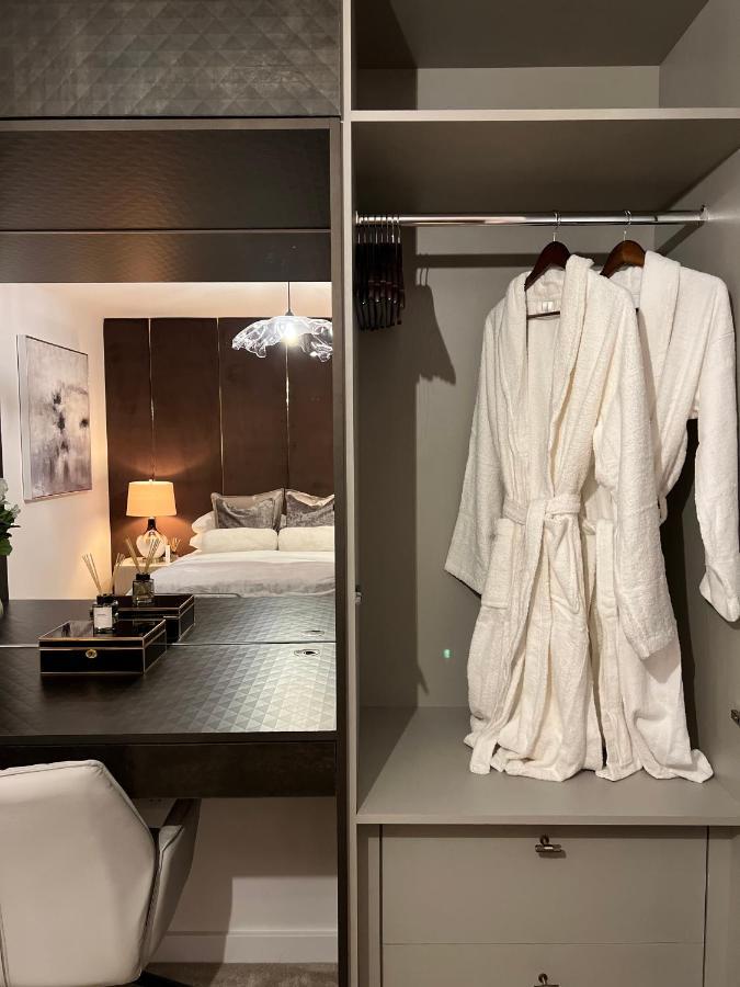 Cozen Villa Edgware Bagian luar foto