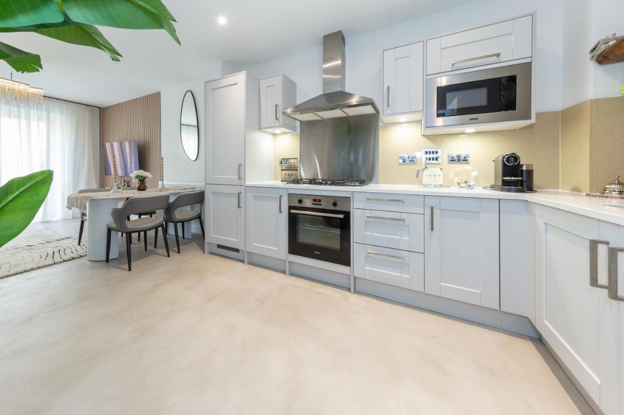 Cozen Villa Edgware Bagian luar foto