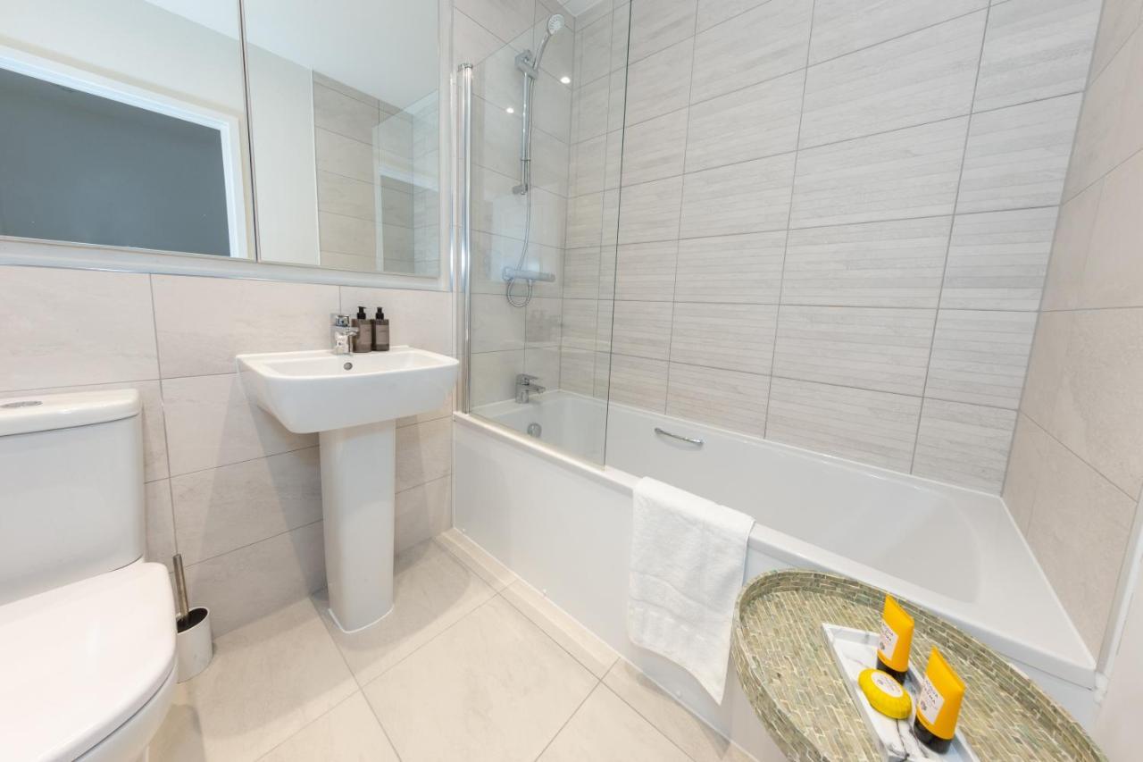 Cozen Villa Edgware Bagian luar foto