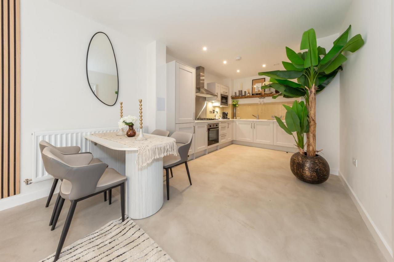 Cozen Villa Edgware Bagian luar foto